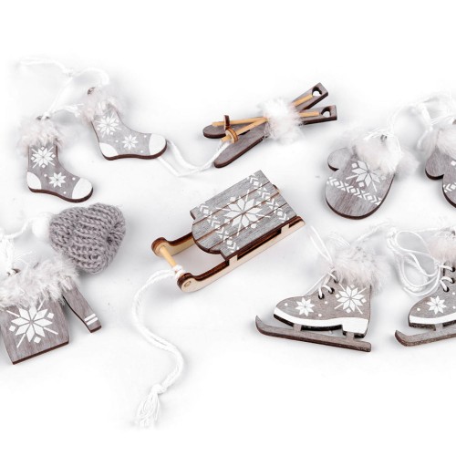 Vánoční dekorace - sáňky, lyže, brusle, čepice, bunda, rukavice, ponožky 1krab.