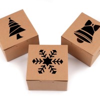 Vánoční papírová krabička s průhledem stromeček, vločka, zvonek 10ks